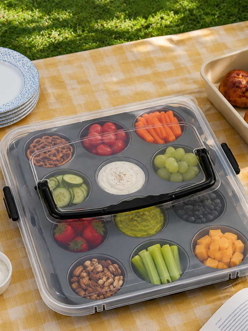 Muffin tray with lid