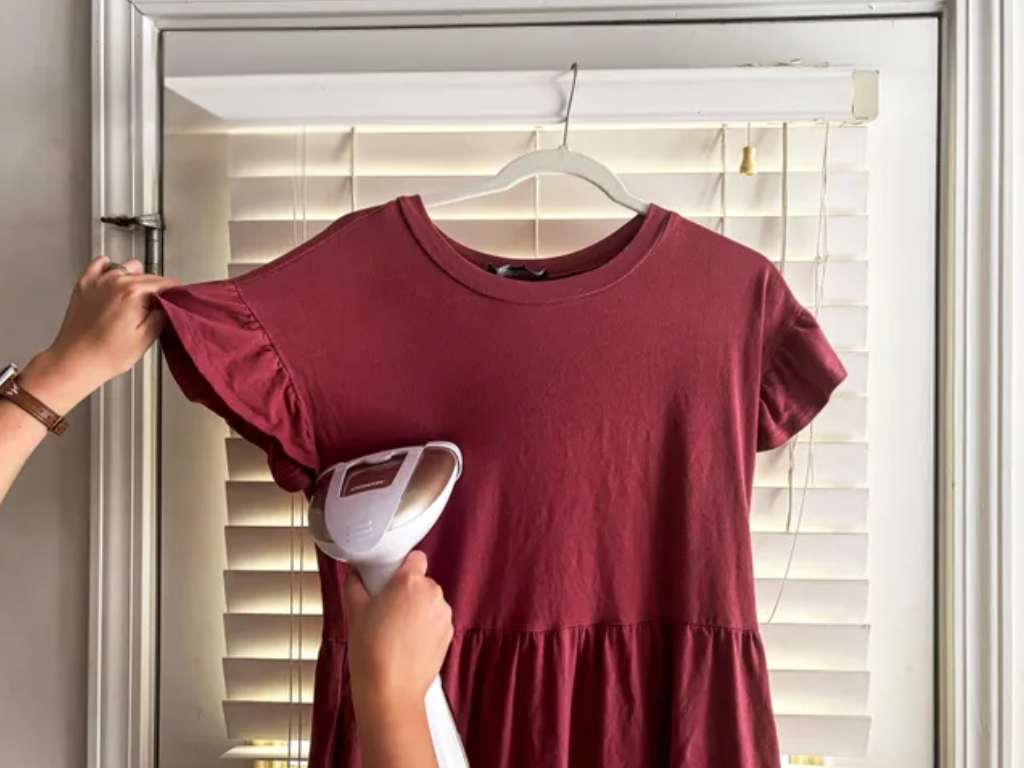 handheld clothes steamer for wrinkle-free outfits